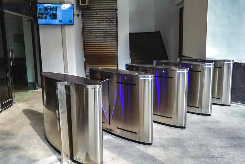 人行翼閘也被廣泛應用于社區(qū)、出入境關口、景區(qū)檢票、游泳館等