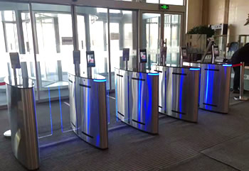 人臉識(shí)別測(cè)溫智能閘機(jī)的功能